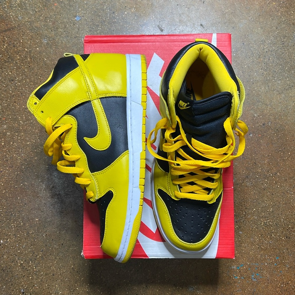 Black and yellow dunk high size 11. Worn 2 times